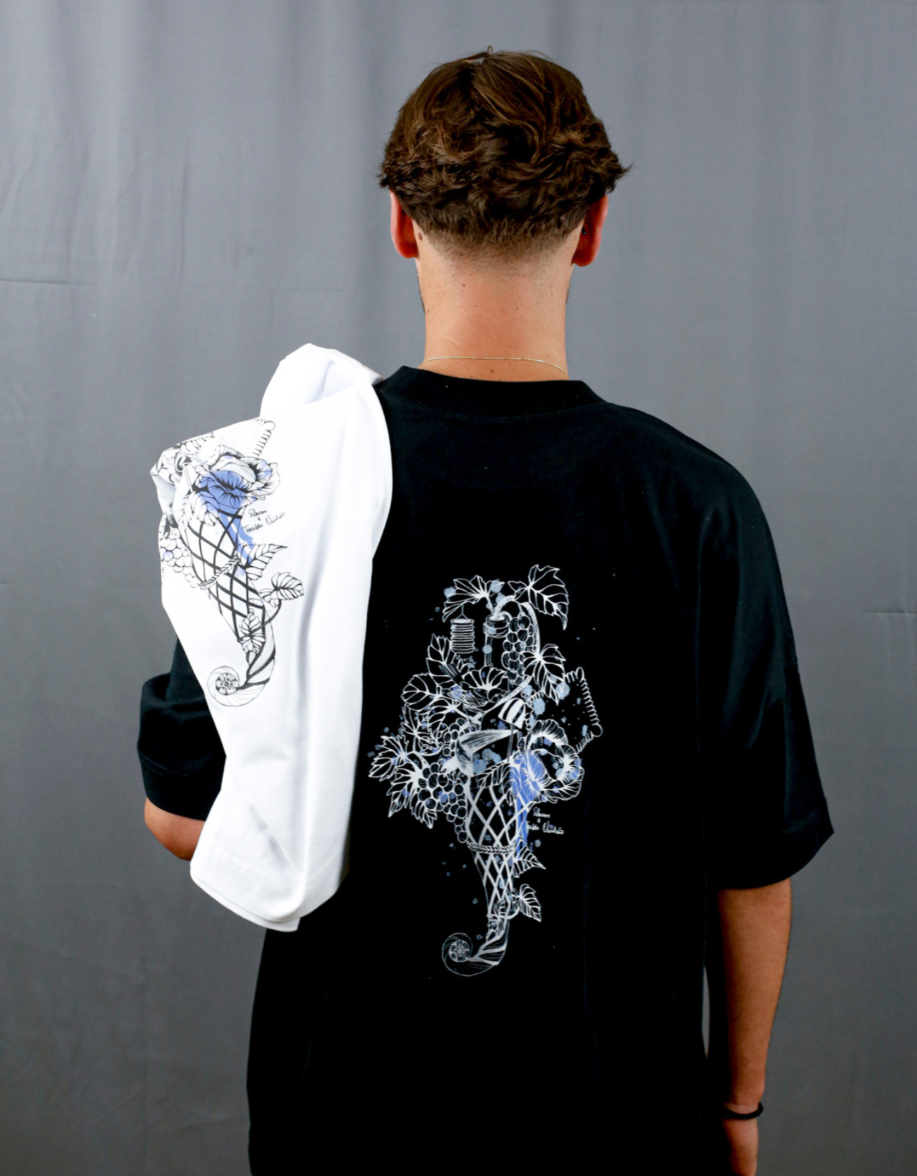 Homme avec T-Shirt noir à col rond et visuel coloré de la marque Terribles Nantais