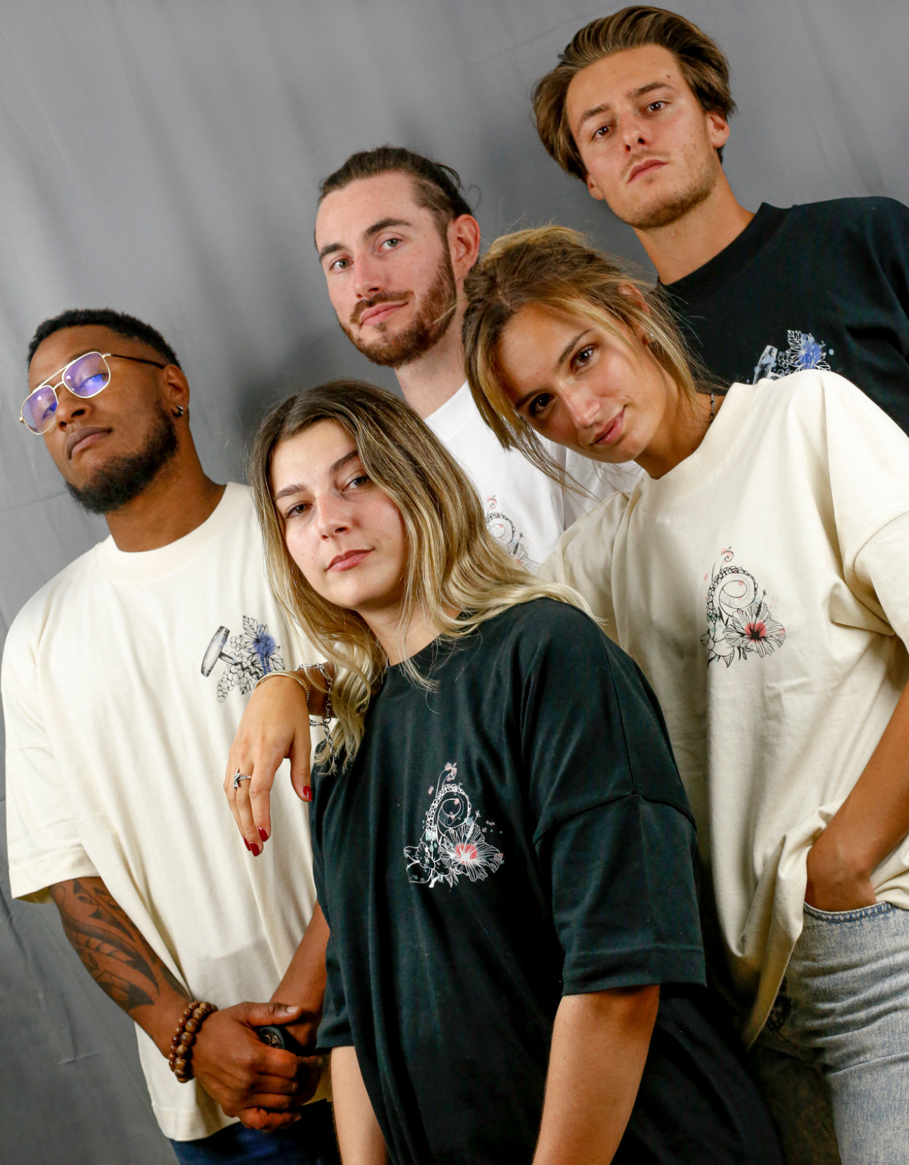 Hommes et Femmes avec T-Shirts à col rond et visuel coloré de la marque Terribles Nantais