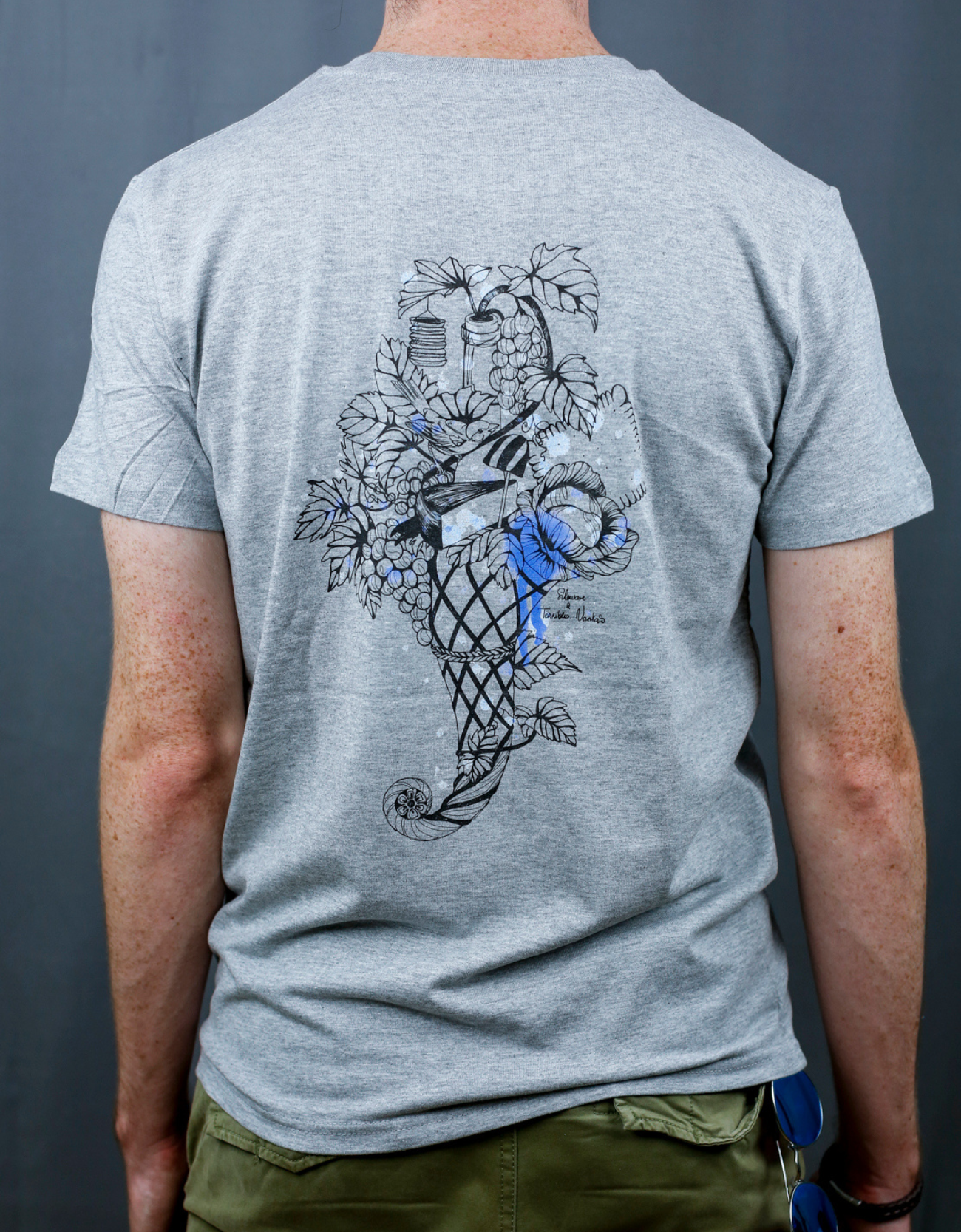 Homme avec T-Shirt gris à col rond et visuel noir, bleu et bleu clair de la marque Terribles Nantais