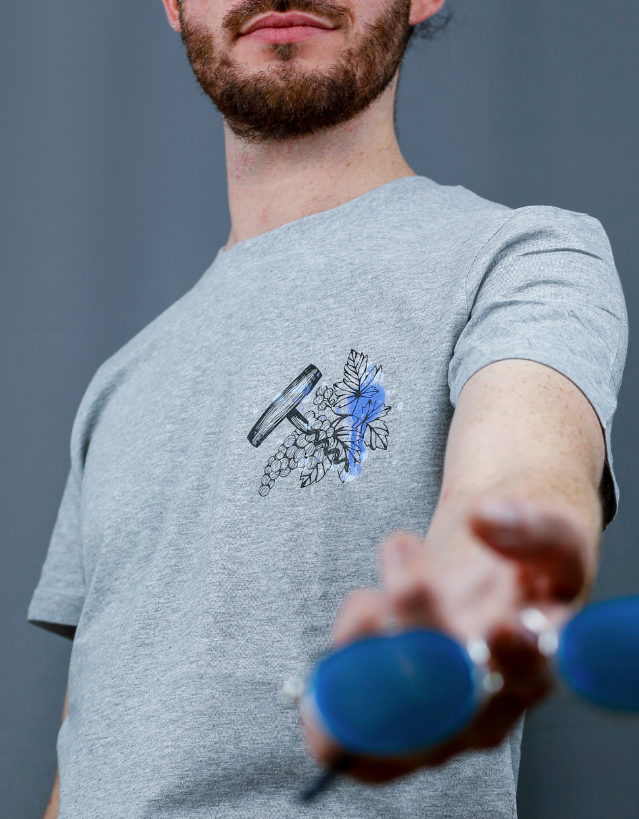 Homme avec T-Shirt gris à col rond et visuel noir, bleu et bleu clair de la marque Terribles Nantais
