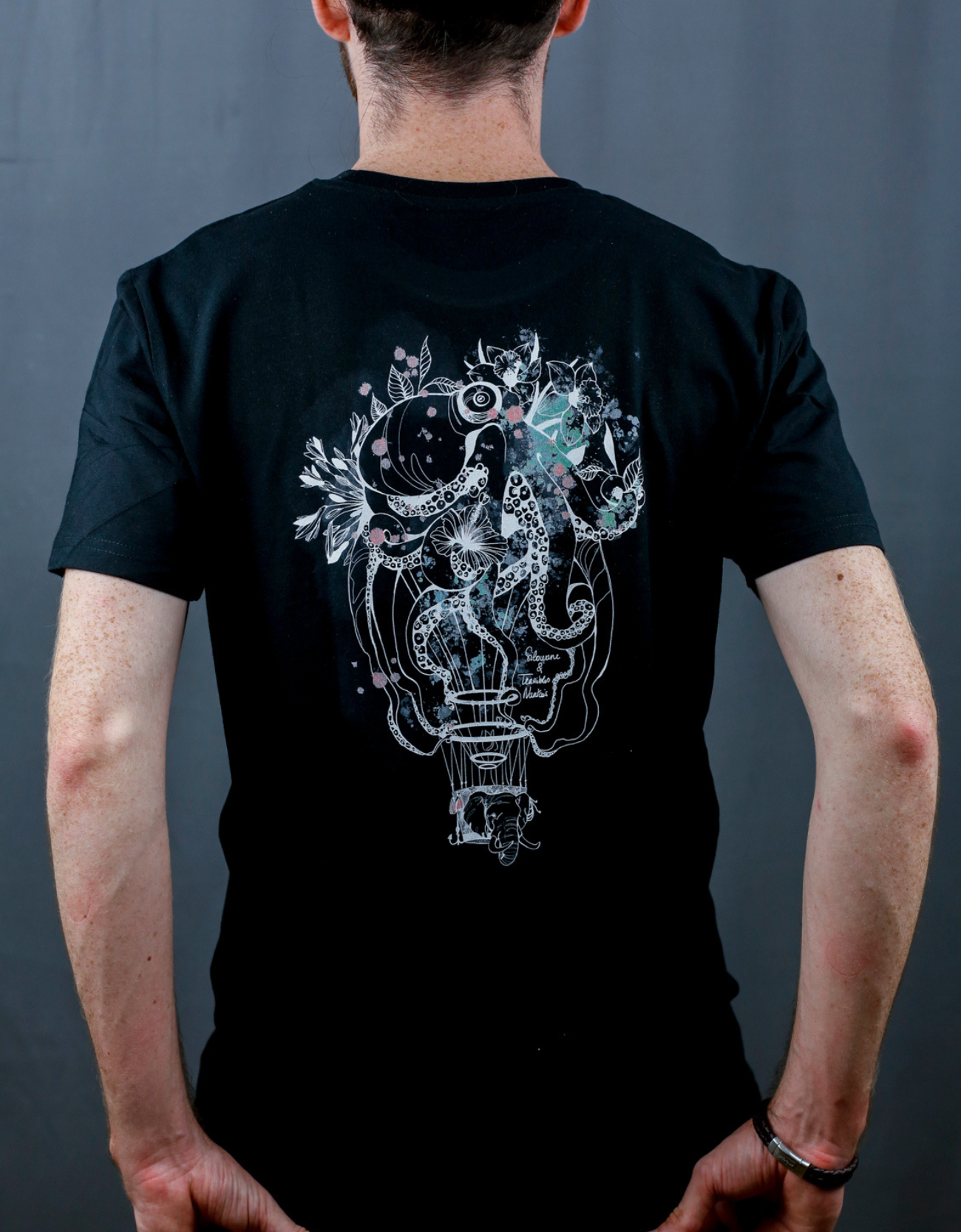 Homme avec T-Shirt noir à col rond et visuel coloré de la marque Terribles Nantais