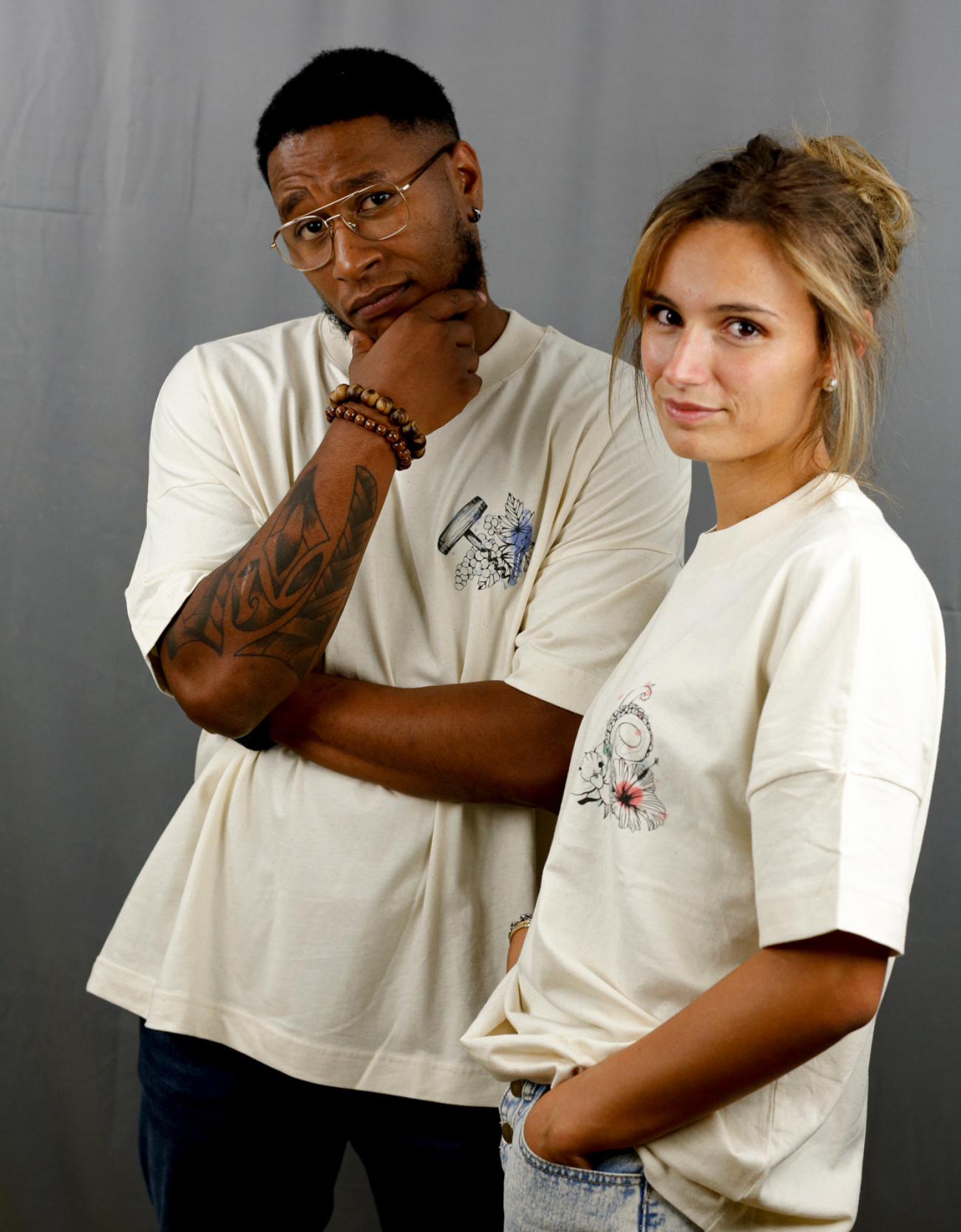Homme et Femme avec T-Shirt beige à col rond et visuel coloré de la marque Terribles Nantais