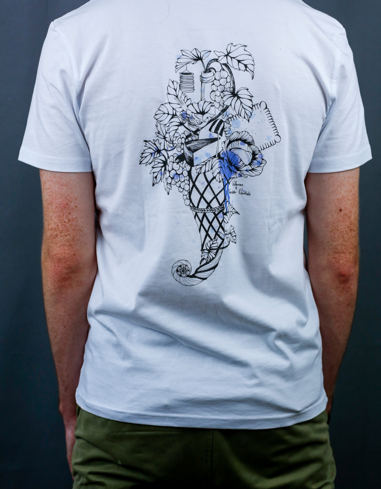 Homme avec T-Shirt blanc à col rond et visuel noir, bleu et bleu clair de la marque Terribles Nantais