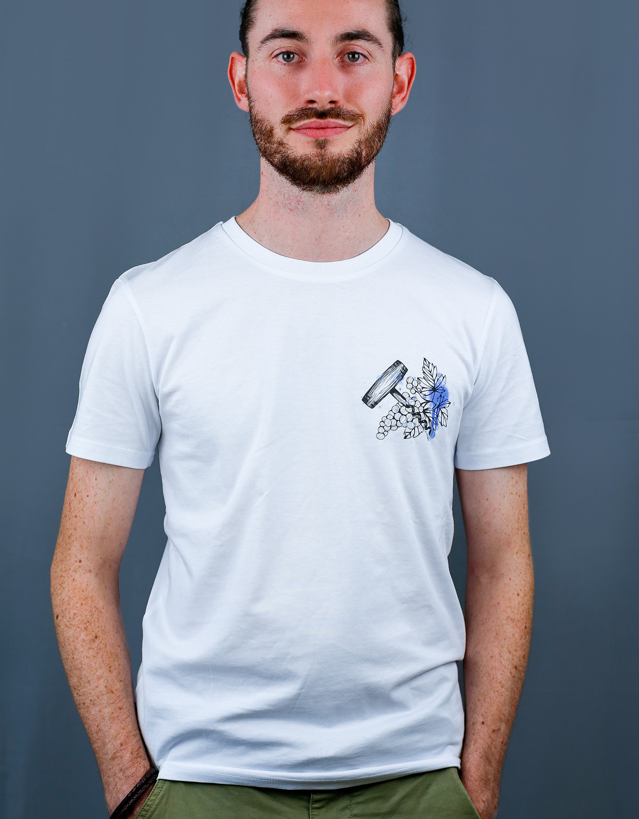 Homme avec T-Shirt blanc à col rond et visuel noir, bleu et bleu clair de la marque Terribles Nantais