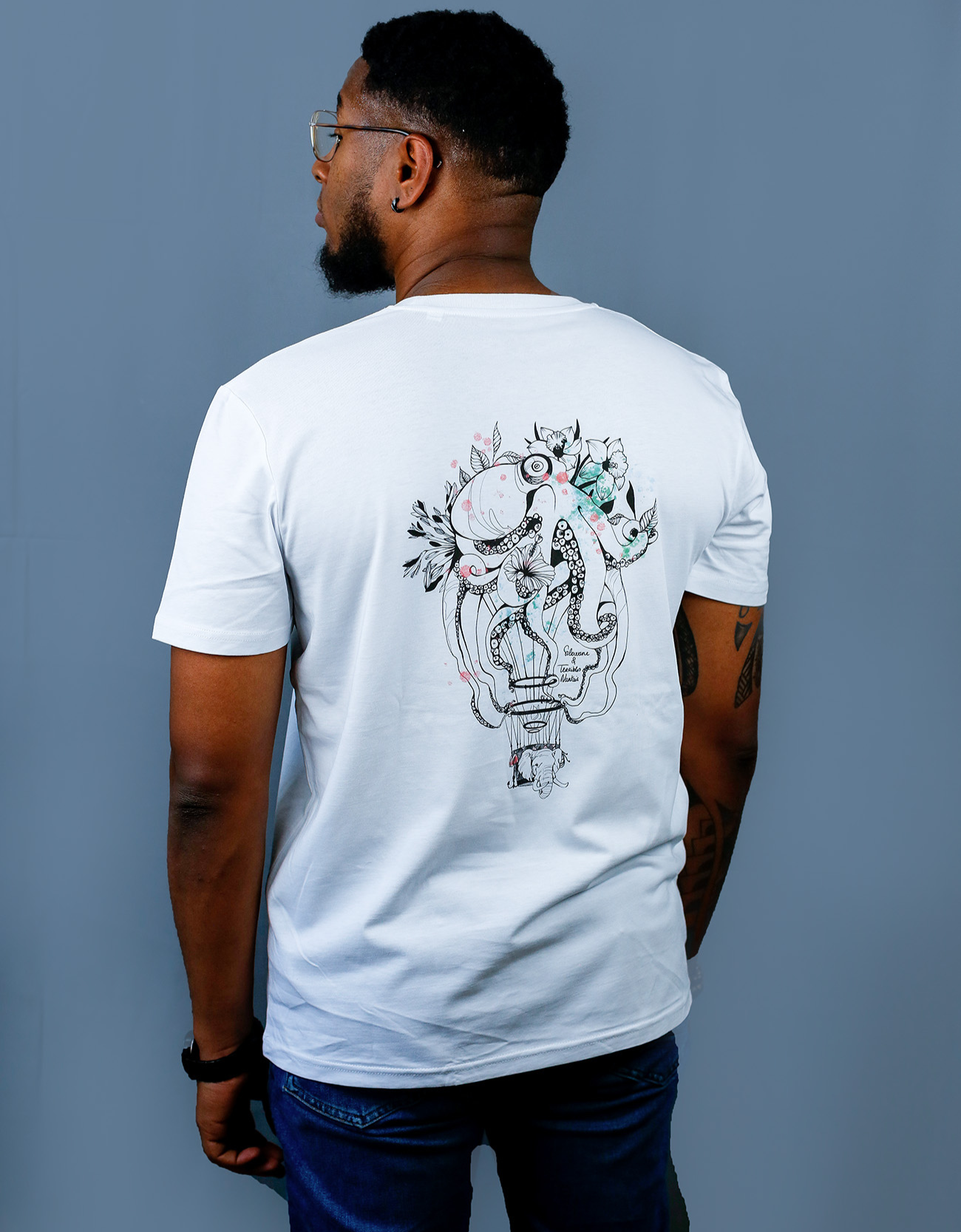 Homme avec T-Shirt blanc à col rond et visuel noir, vert et rouge de la marque Terribles Nantais