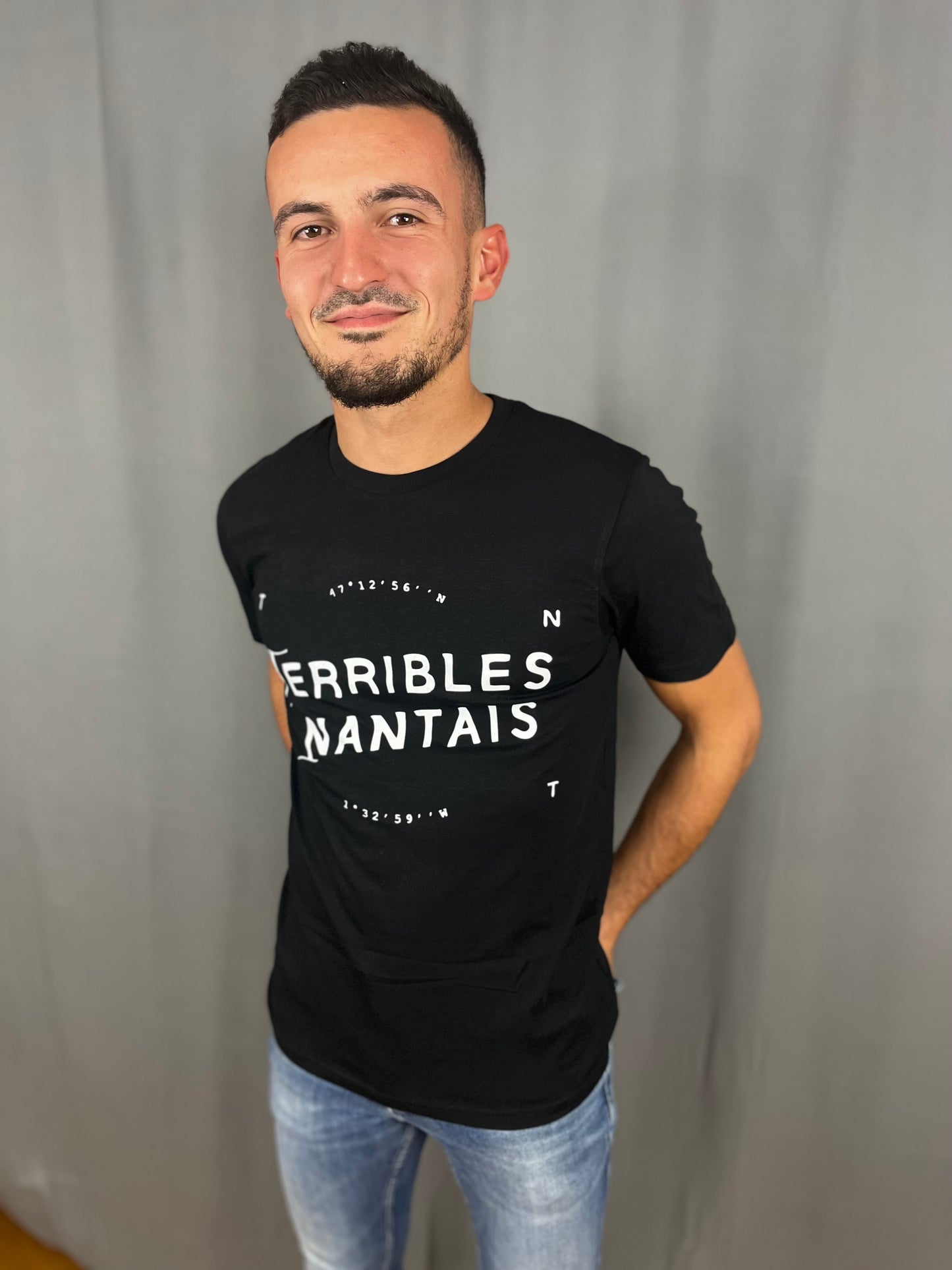 T-Shirt Noir Homme avec logo Blanc 'Terribles Nantais' blanc regard caméra