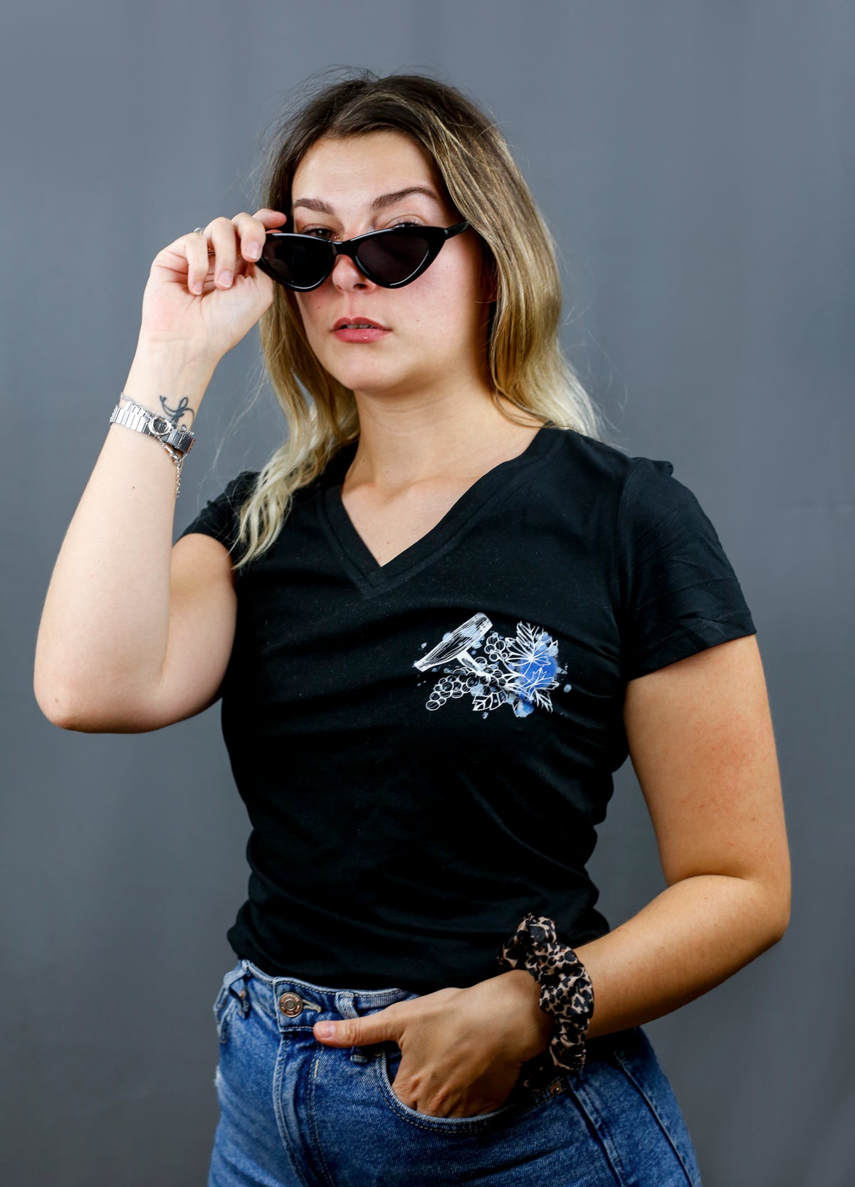Femme avec T-Shirt noir à col V et visuel noir, bleu et bleu clair de la marque Terribles Nantais
