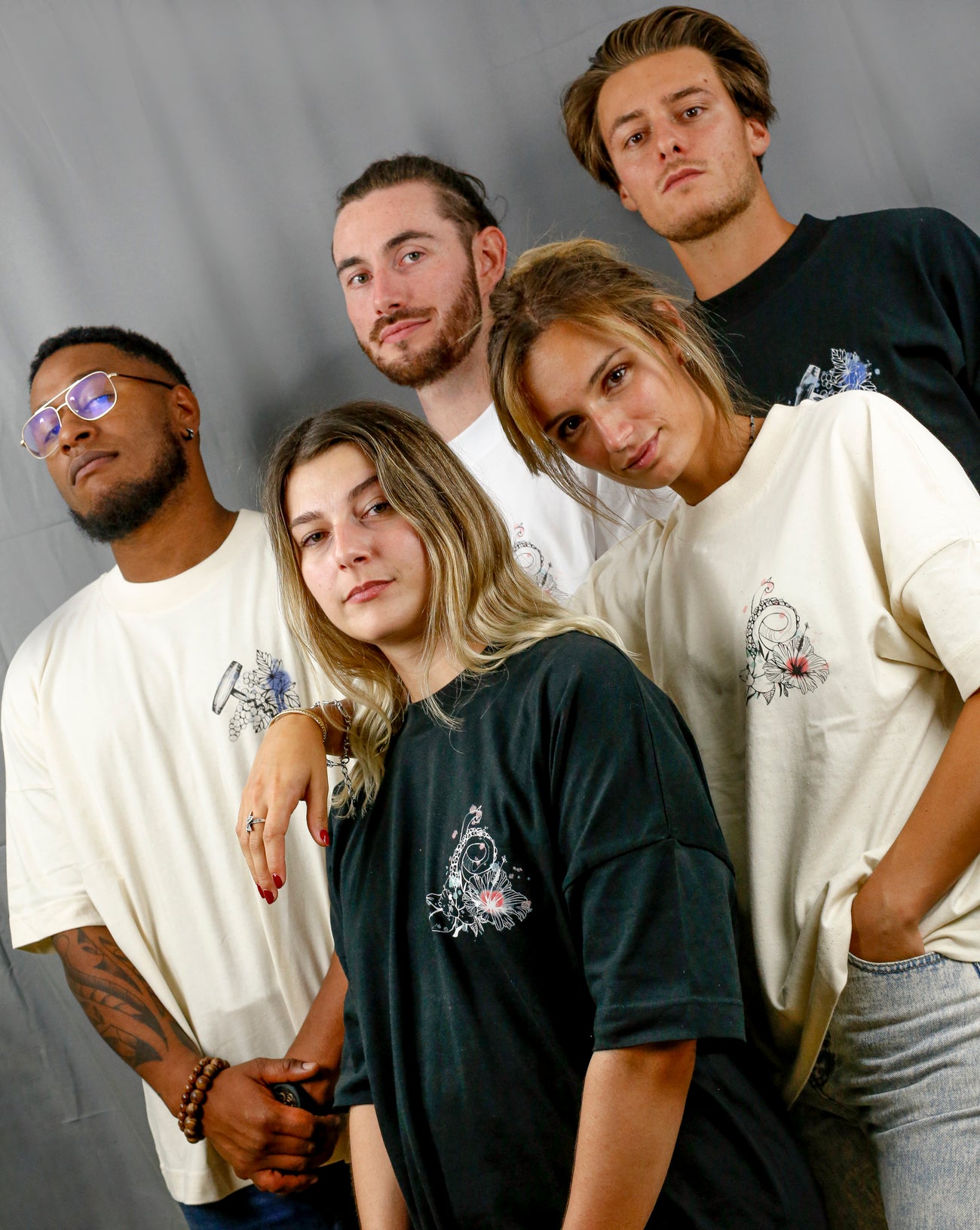 Hommes et Femmes avec T-Shirts à col rond et visuel coloré de la marque Terribles Nantais