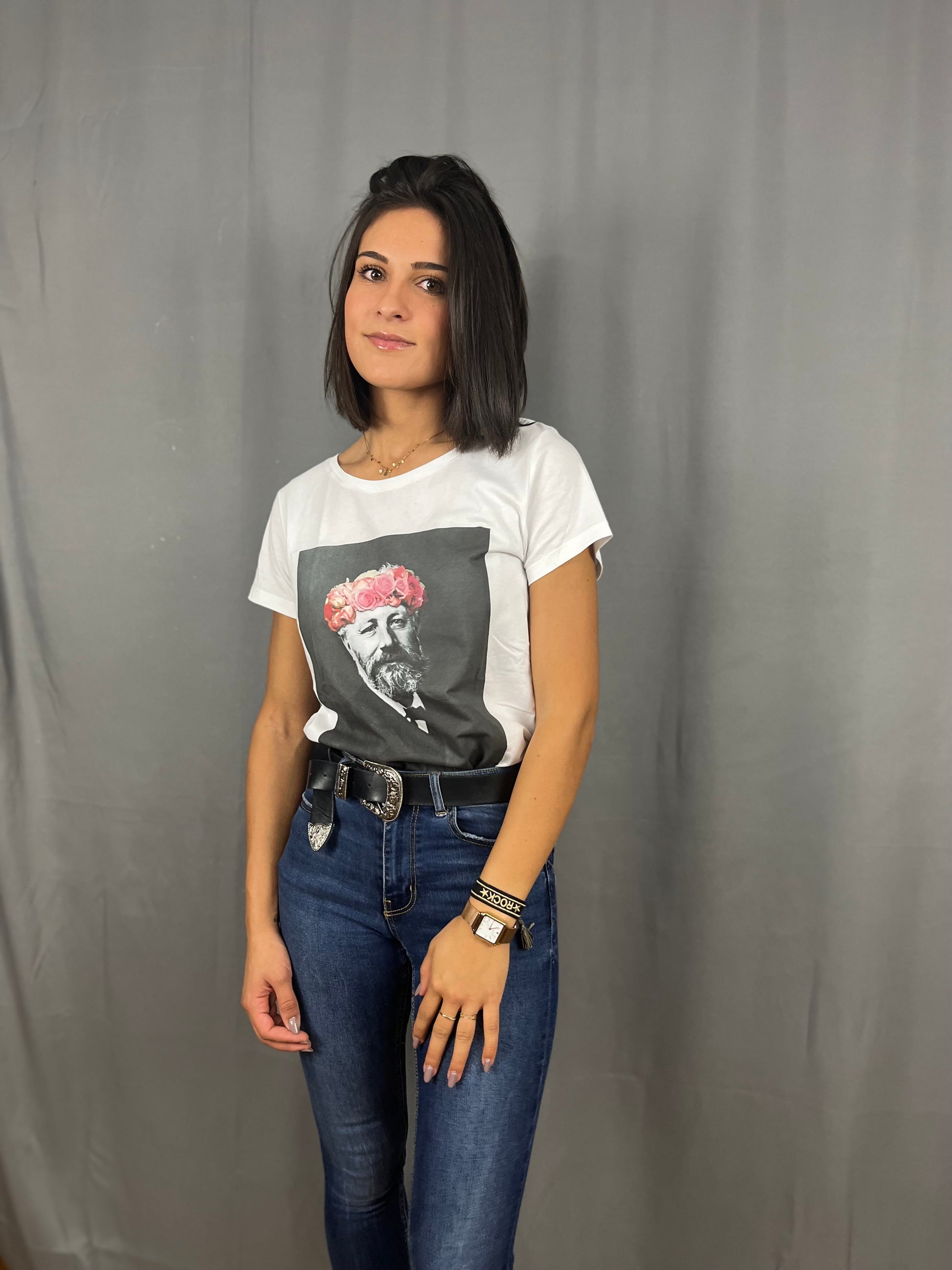 T-Shirt Blanc avec Jules Verne portant une couronne a fleur de face