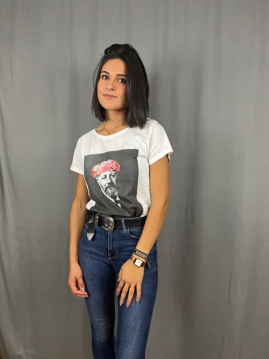 T-Shirt Blanc avec Jules Verne portant une couronne a fleur de face