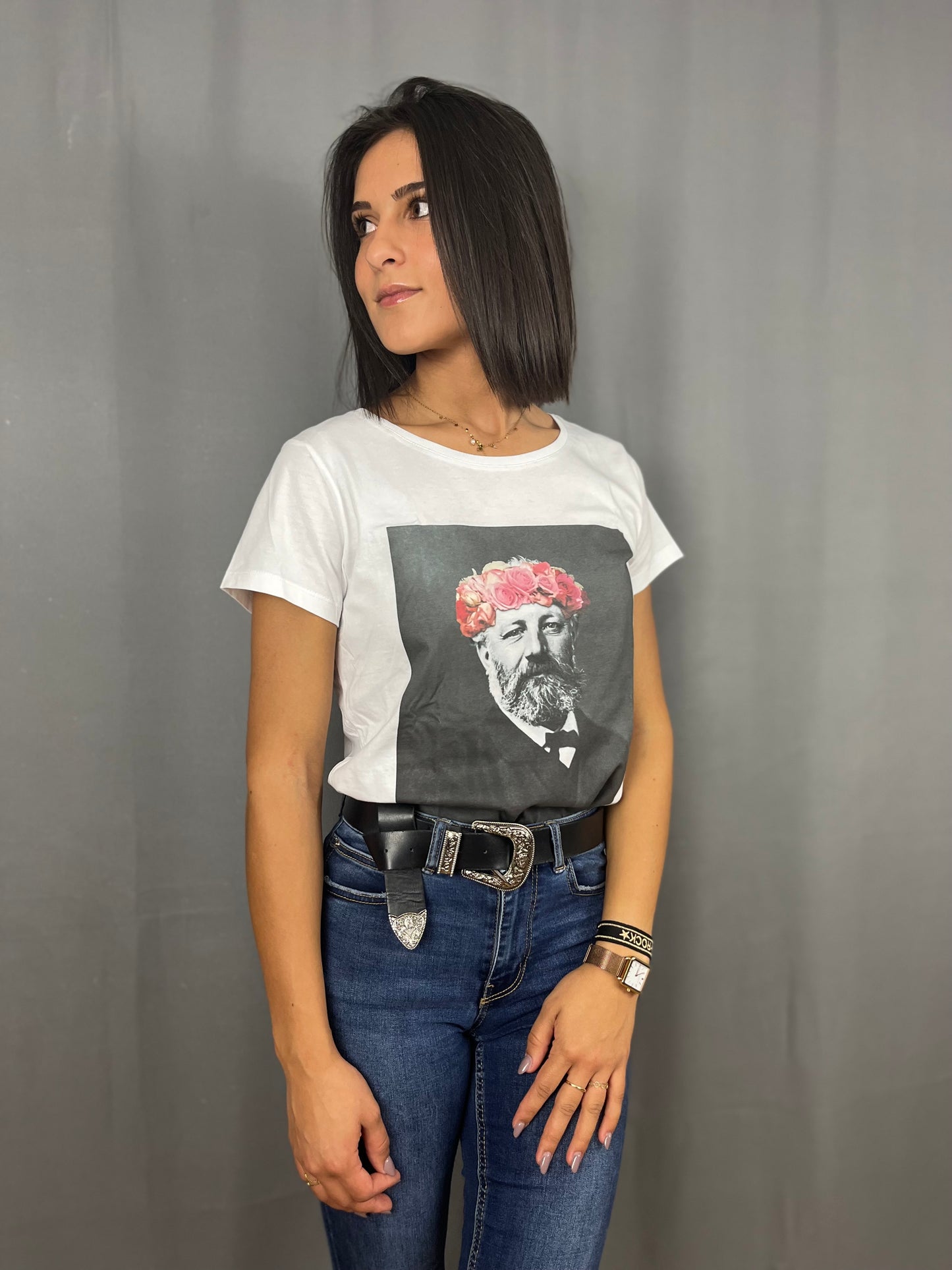 T-Shirt Blanc avec Jules Verne portant une couronne a fleur regard au loin