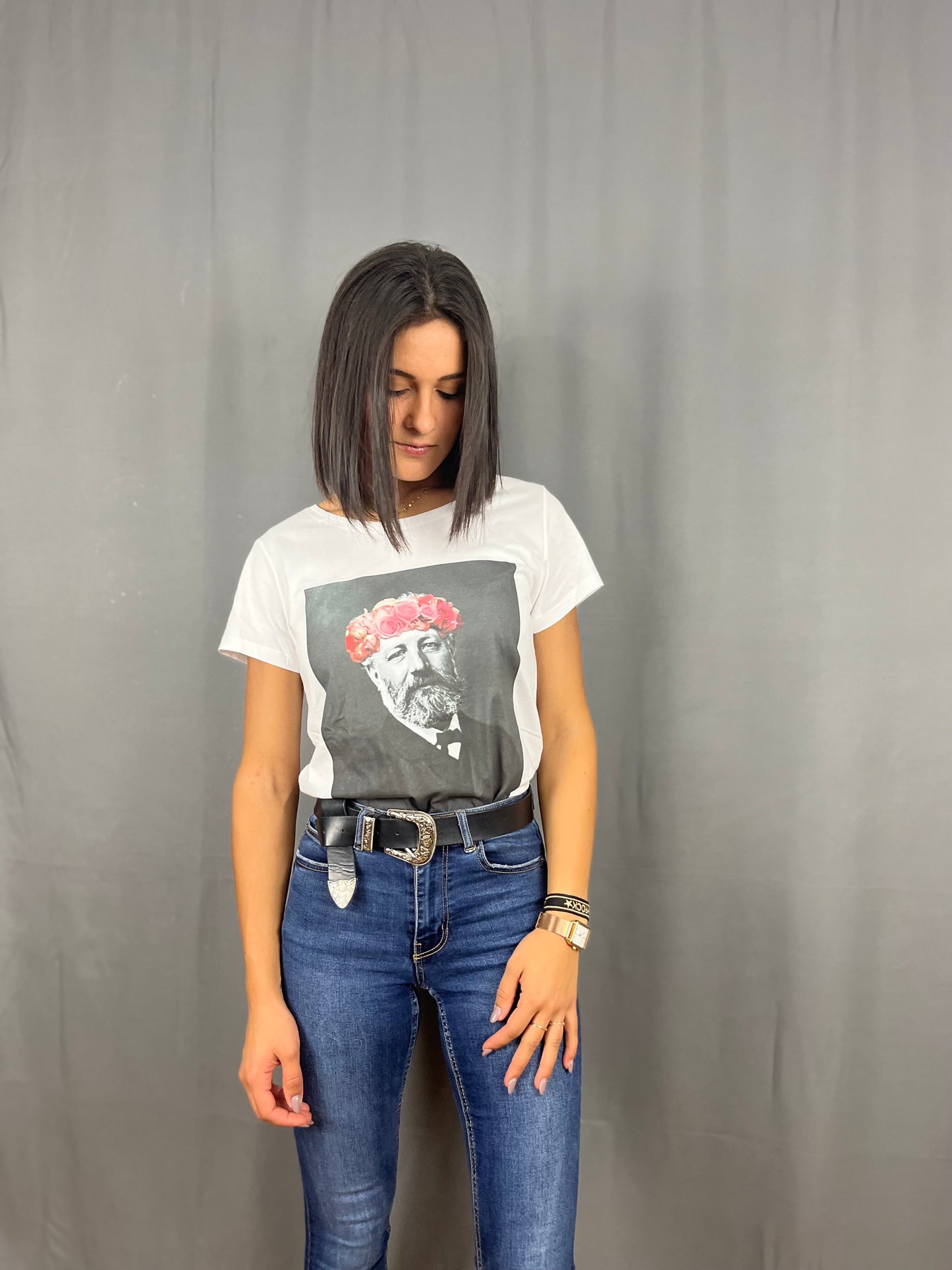 T-Shirt Blanc avec Jules Verne portant une couronne a fleur regard sur logo