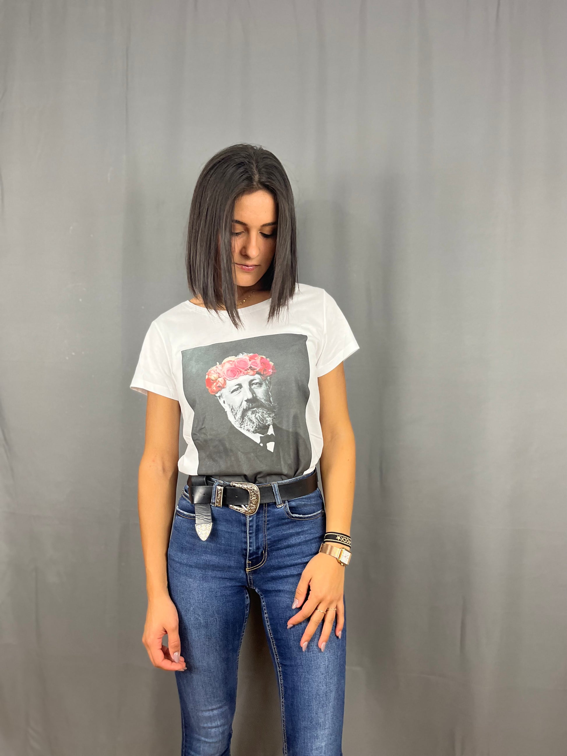 T-Shirt Blanc avec Jules Verne portant une couronne a fleur regard sur logo