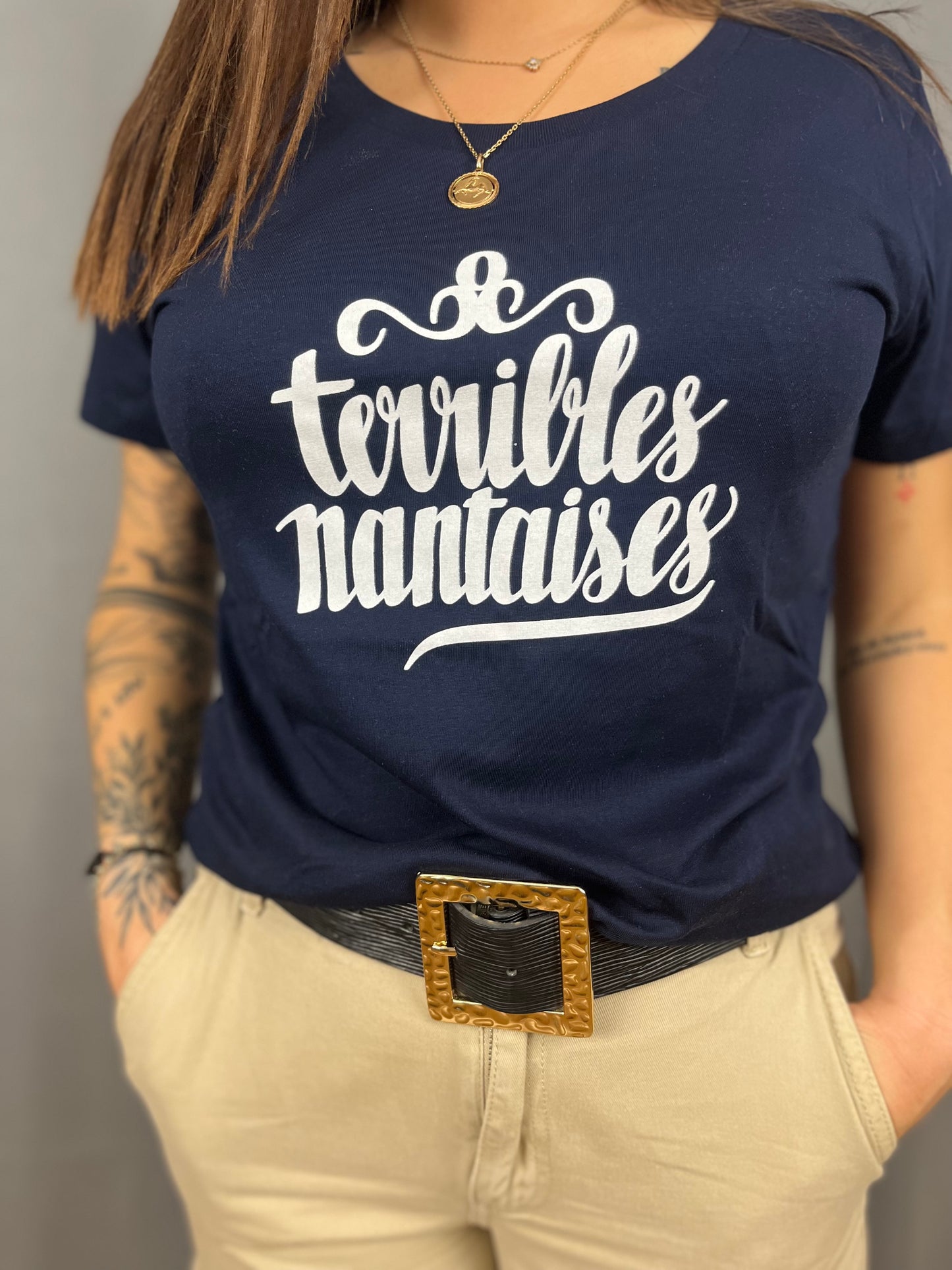 T-Shirt Femme Bleu Marine avec logo 'Terribles Nantaises' blanc