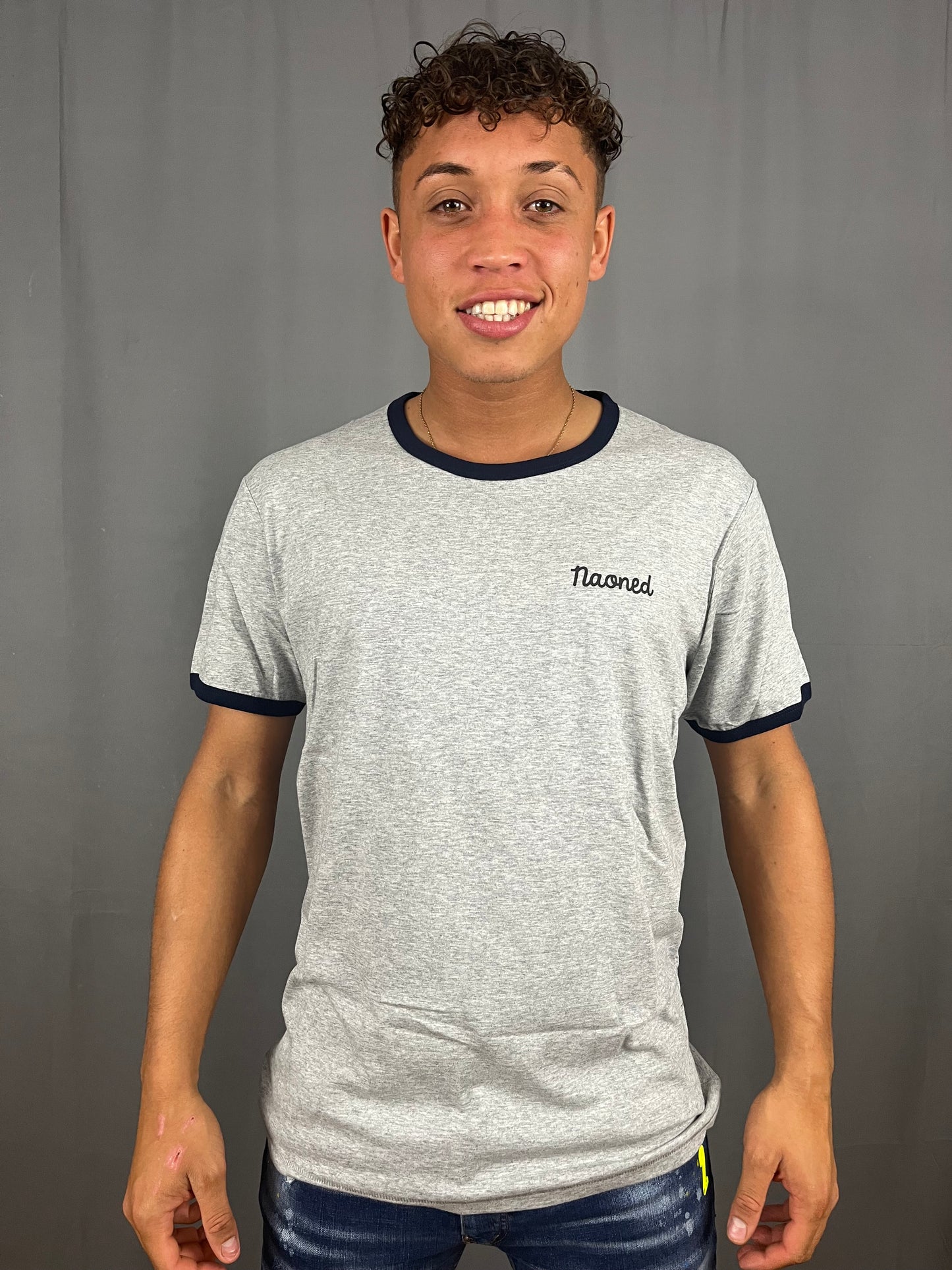 T-Shirt Gris Naoned avec Mannequin brun aux cheveux bouclés de face Terribles Nantais