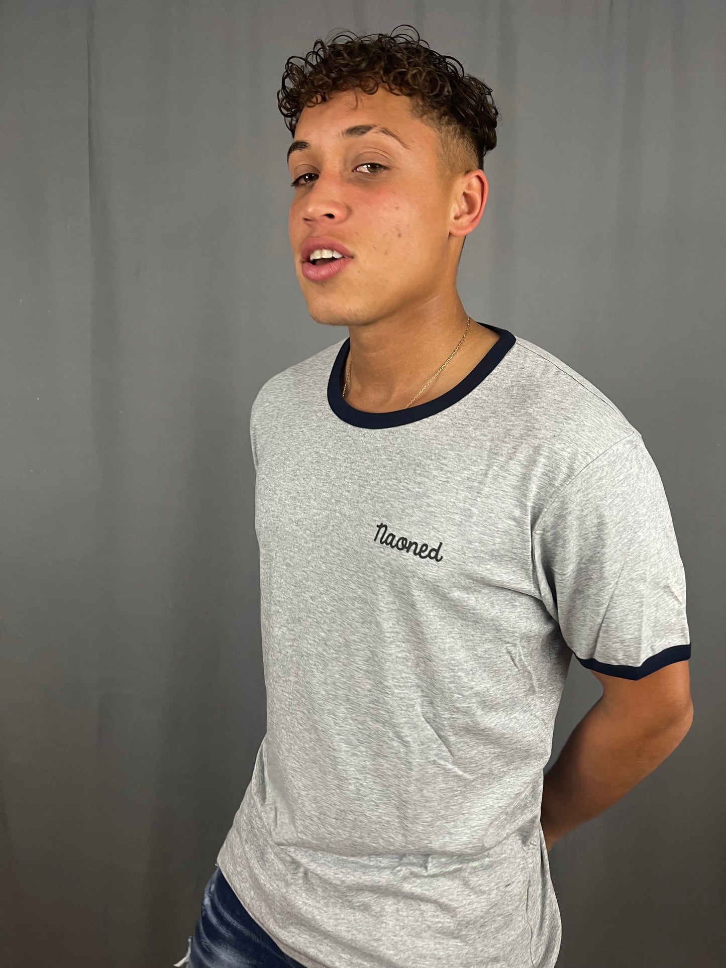 T-Shirt Gris Naoned avec Mannequin brun aux cheveux bouclés les mains dans le dos Terribles Nantais