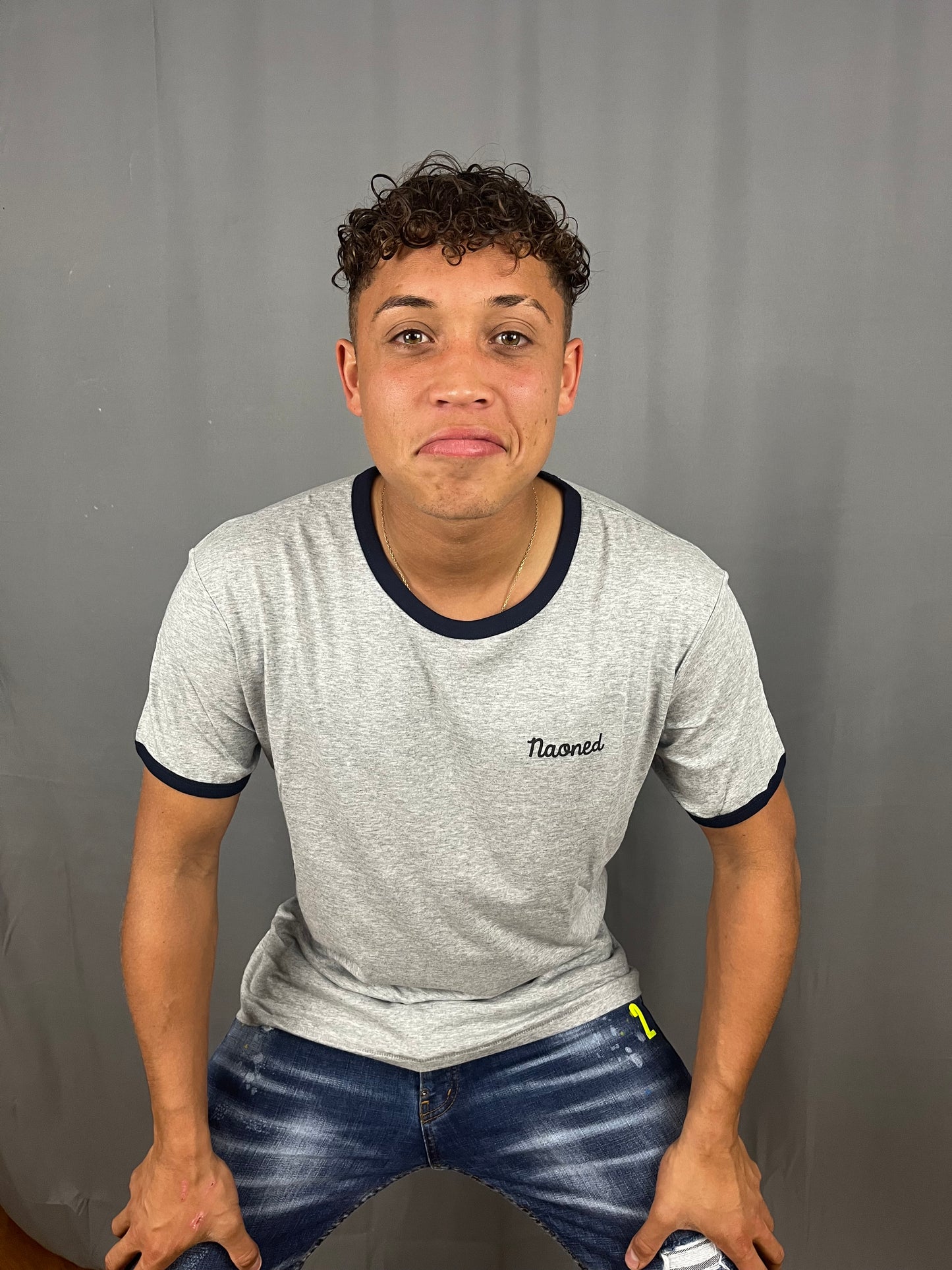 T-Shirt Gris Naoned avec Mannequin brun aux cheveux bouclés qui prend la pose Terribles Nantais
