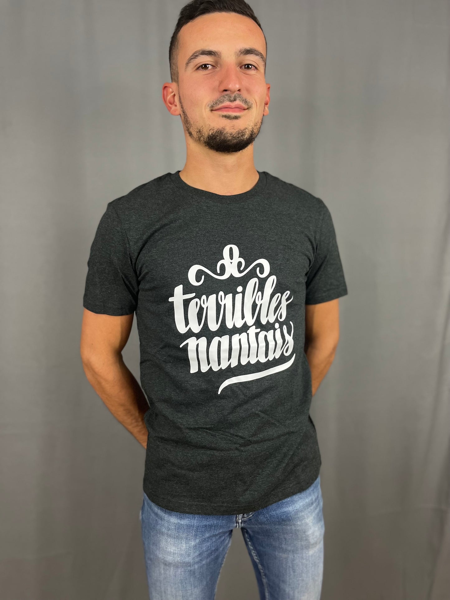 T-Shirt gris pour Hommes avec imprime blanc logo terribles nantais de face