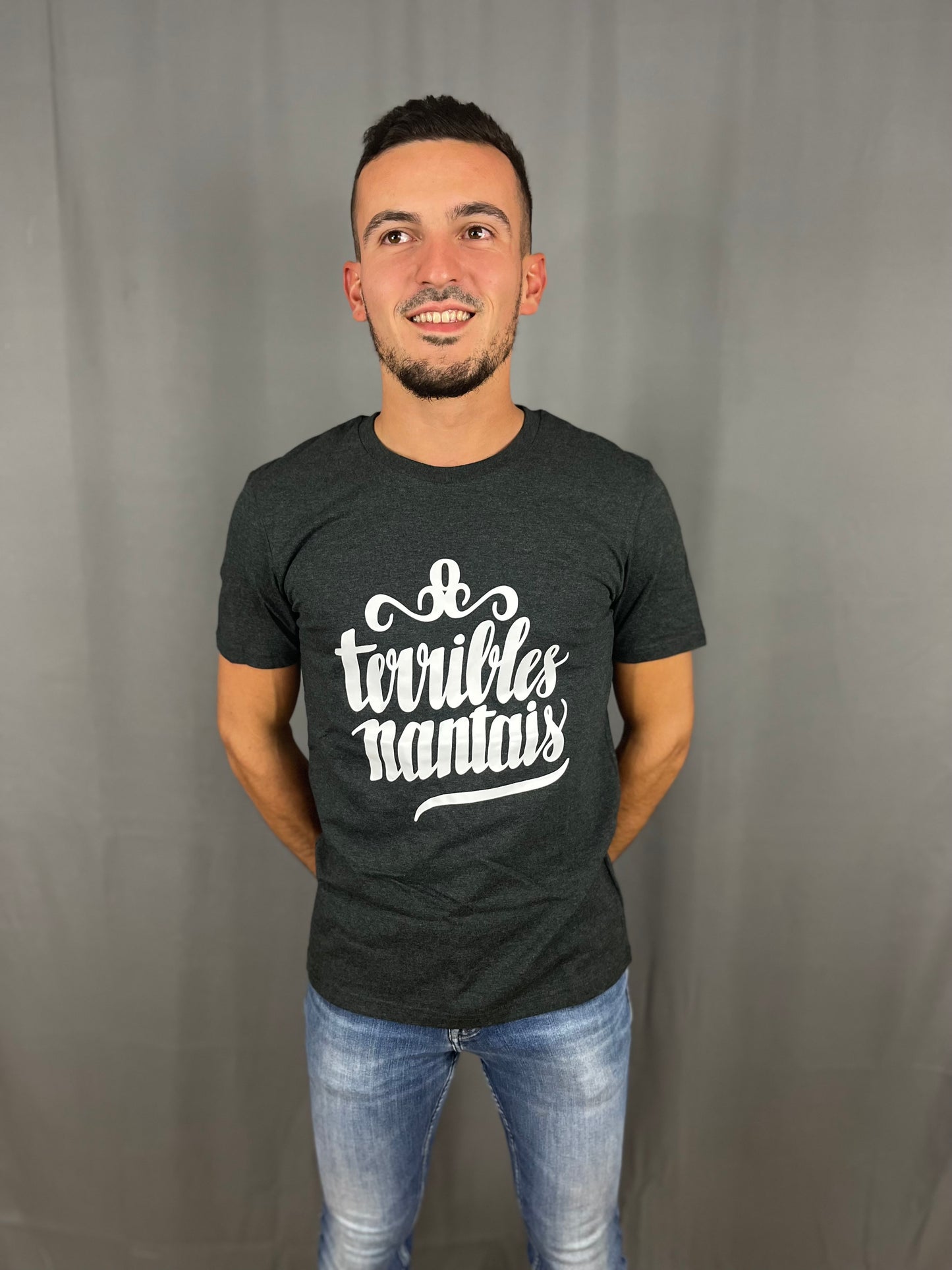 T-Shirt gris pour Hommes avec imprime blanc logo terribles nantais regard lointain