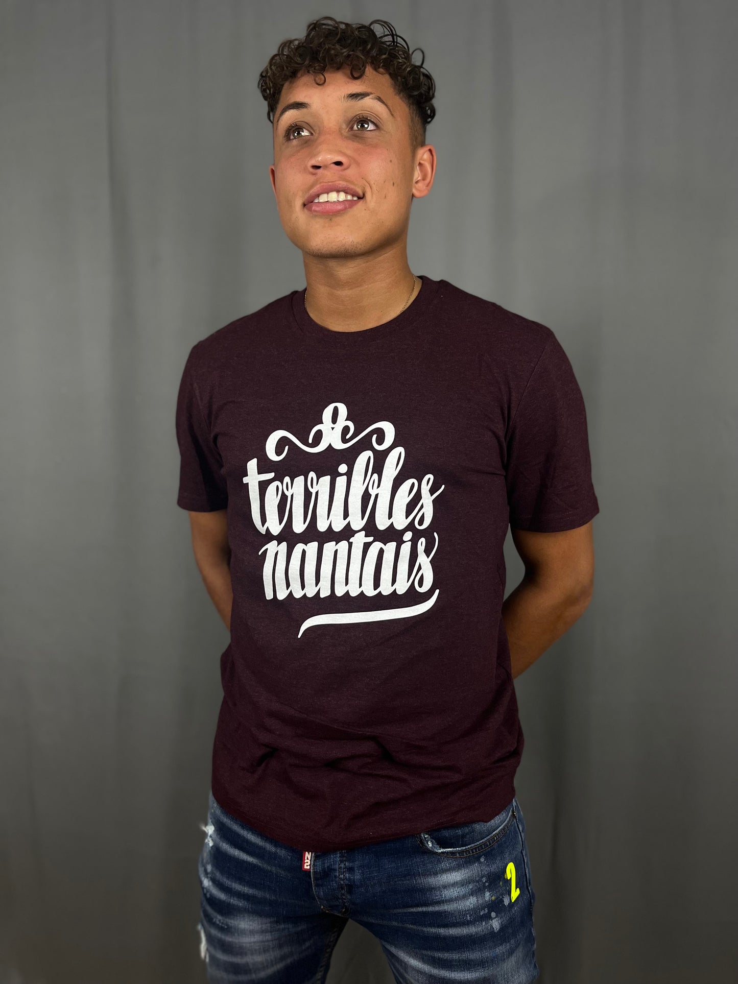 T-Shirt homme bordeaux avec Terribles Nantais blanc de 3 quarts