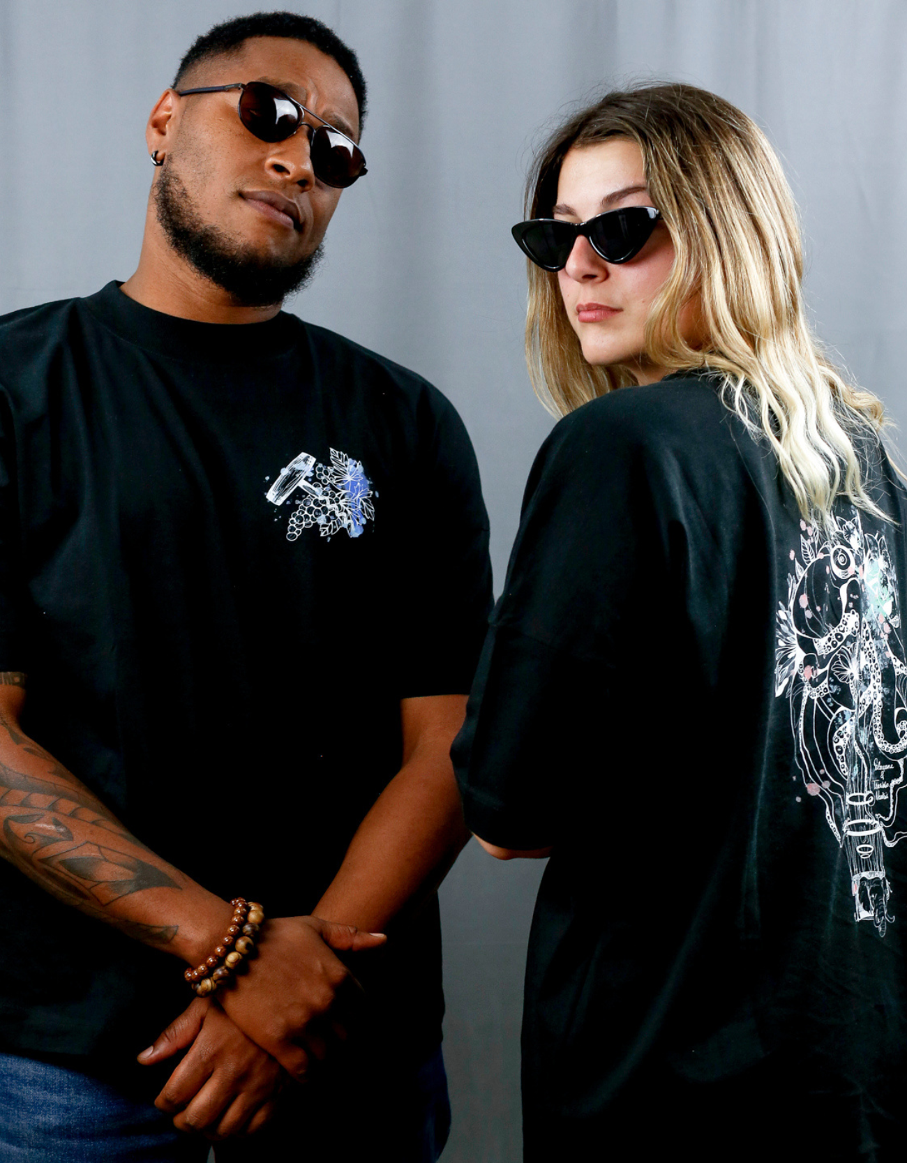 Homme et Femme avec T-Shirt noir à col rond et visuel coloré de la marque Terribles Nantais