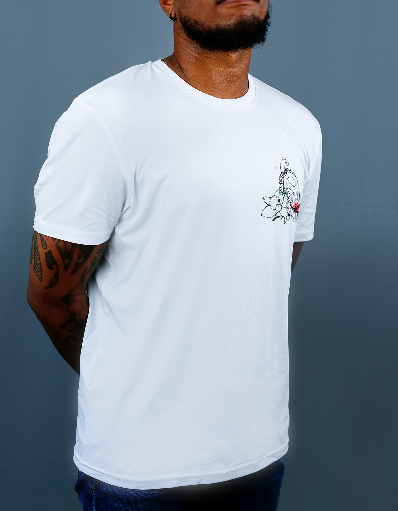 Homme avec T-Shirt blanc à col rond et visuel noir, vert et rouge de la marque Terribles Nantais