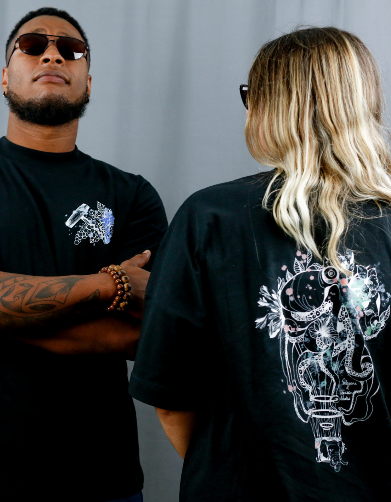 Homme et Femme avec T-Shirt Noir à col rond et visuel coloré de la marque Terribles Nantais