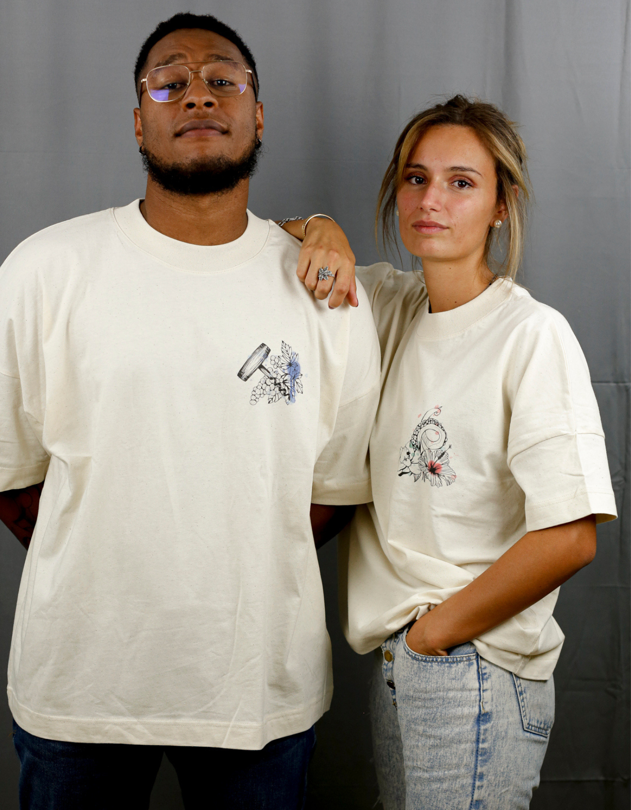 Homme et Femme avec T-Shirt beige à col rond et visuel coloré de la marque Terribles Nantais