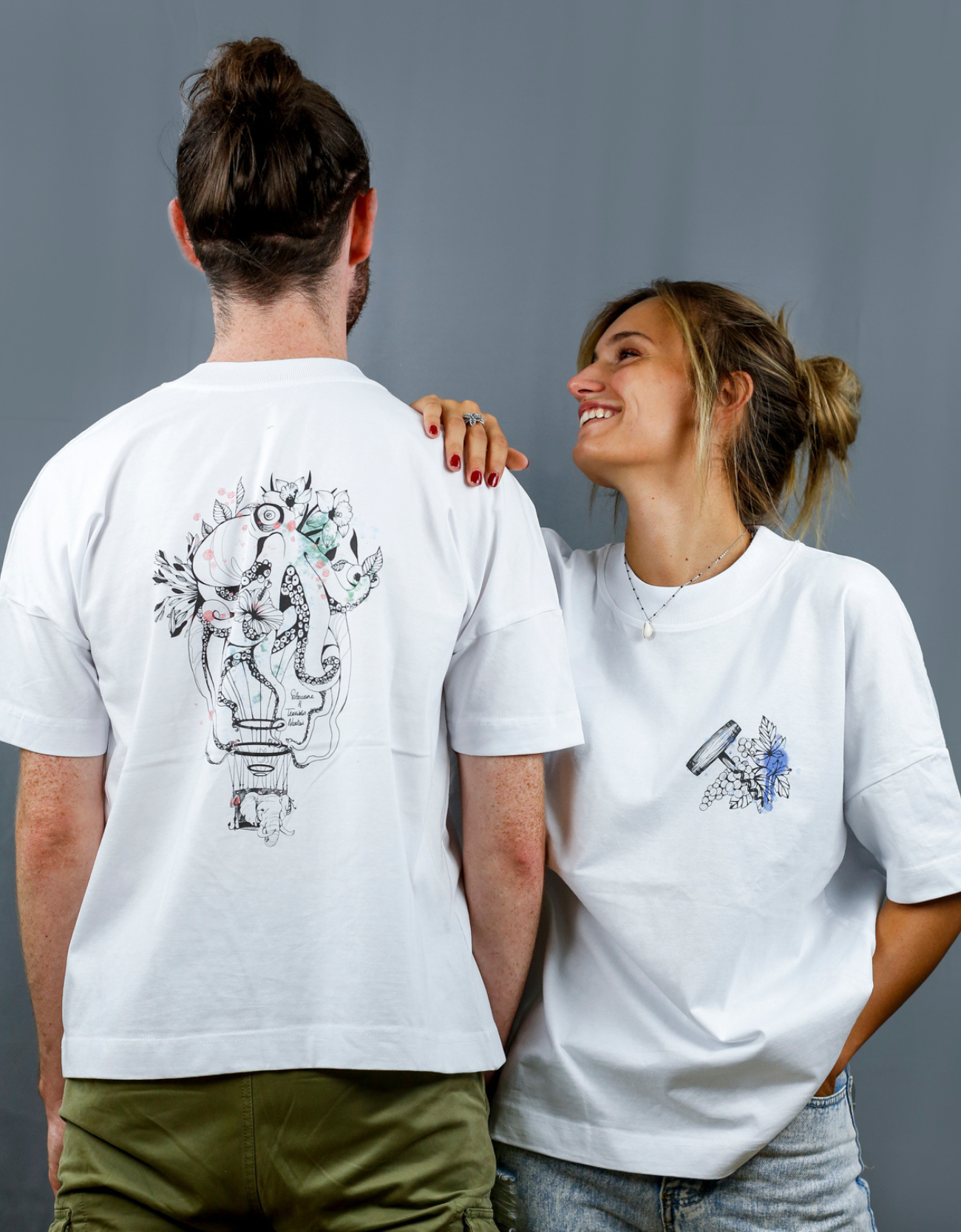 Homme et Femme avec T-Shirt blanc à col rond et visuel coloré de la marque Terribles Nantais
