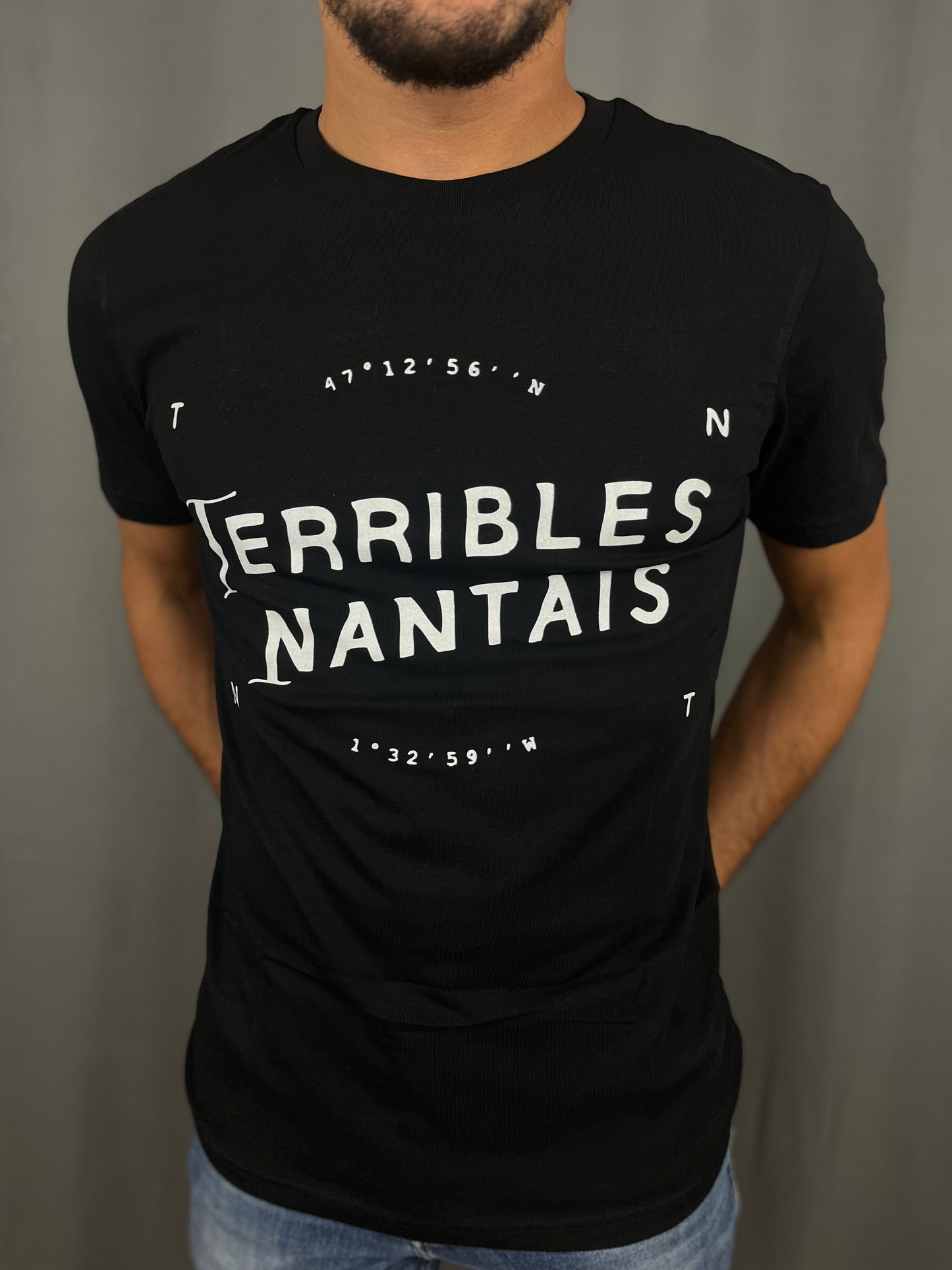 T-Shirt Noir Homme avec logo Blanc 'Terribles Nantais' blanc regard tshirt zoomé