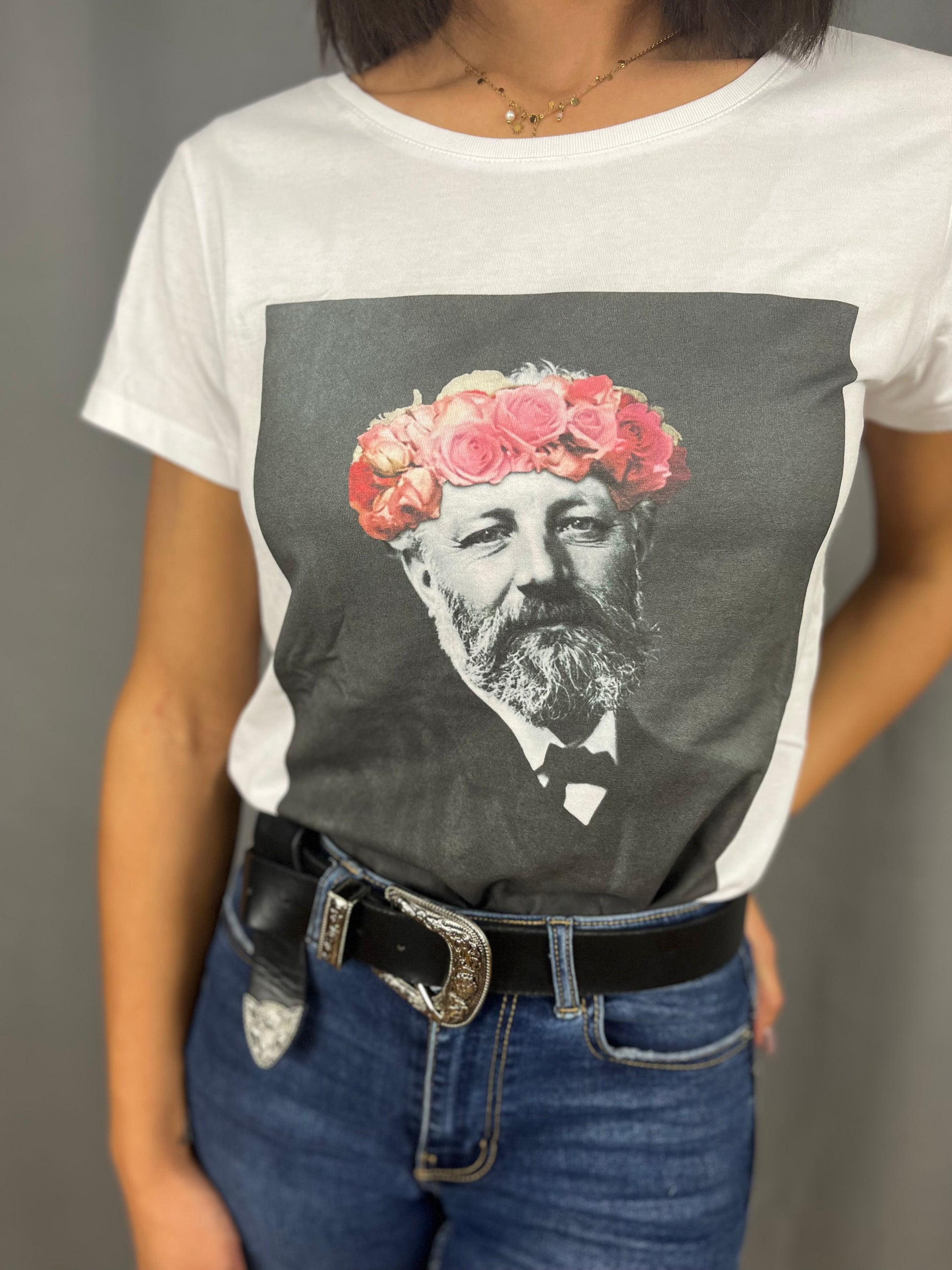 T-Shirt Blanc avec Jules Verne portant une couronne a fleur zoomé