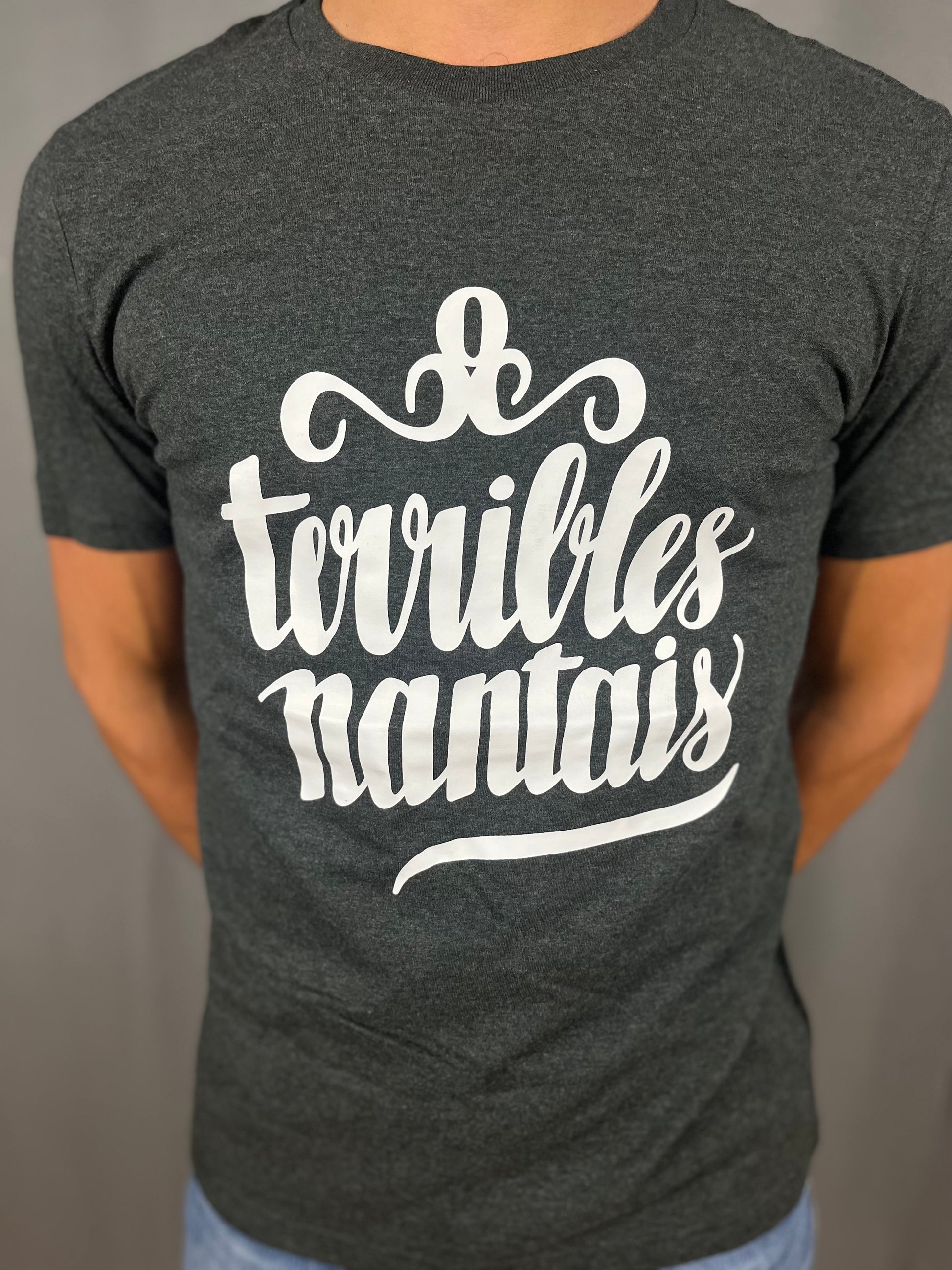T-Shirt gris pour Hommes avec imprime blanc logo terribles nantais zoom